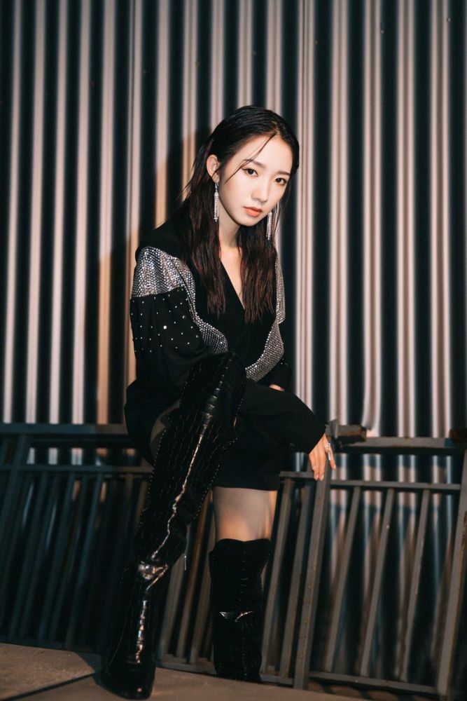 孟美岐就适合暗黑性感风造型钢管铁栏跟她相配有种野性美