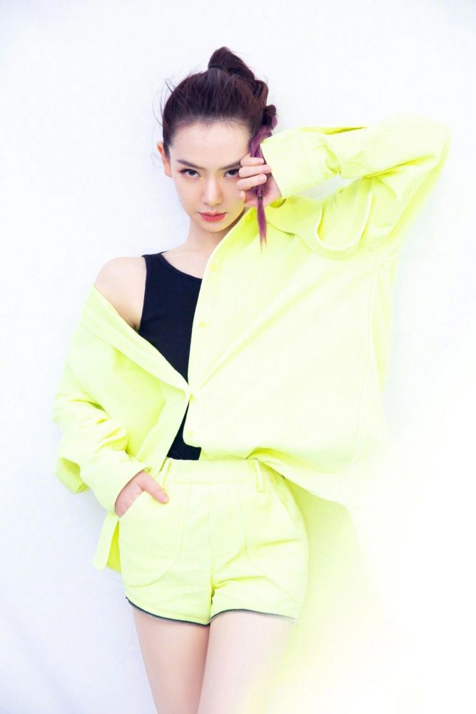 演艺圈旗袍造型无人能敌的戚薇,穿旗袍竟搭配平底鞋,是新潮流吗