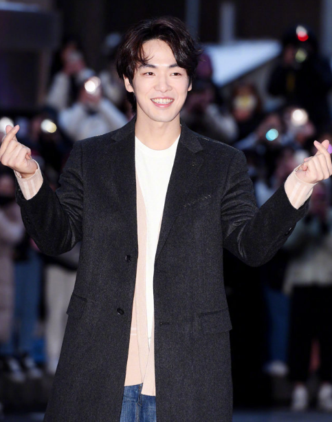 昨天穿着西装的金正贤状态还不错,长发似乎还挺适合他.