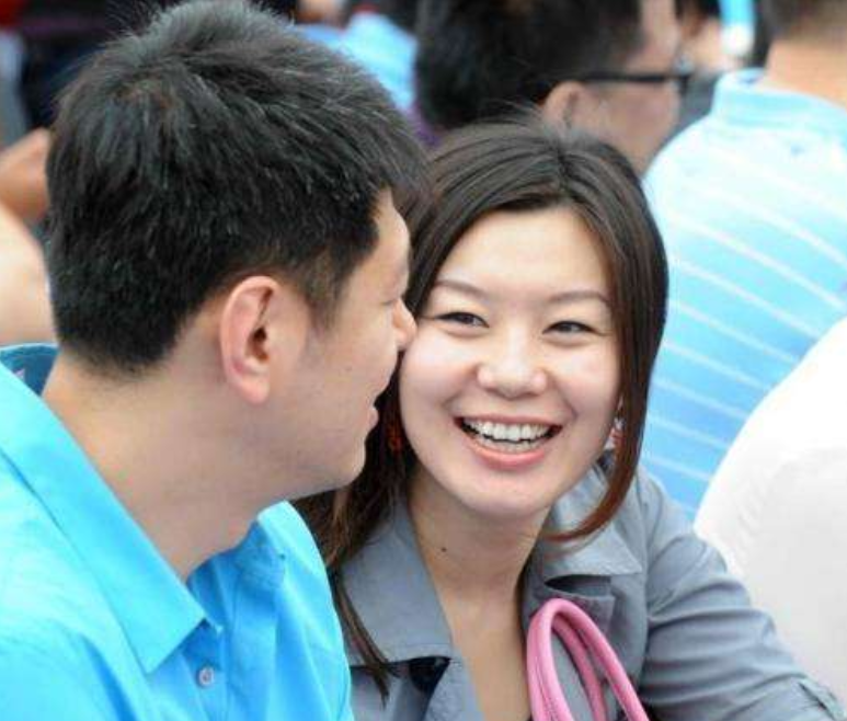 与丈夫结婚5个月离世,如今前夫和现任妻子照顾父母,莫科不忘本