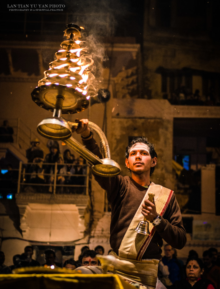 真的是很花式,一会撒花瓣,一会耍蛇灯,一会又燃烟祈祷,一会又甩弄拂尘