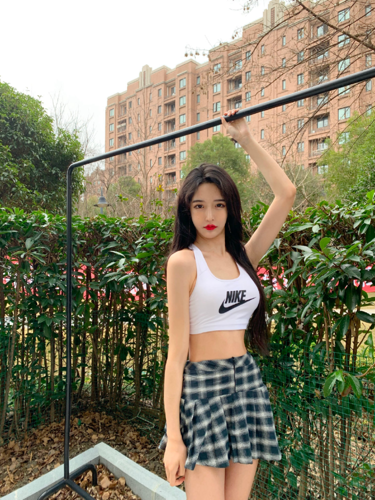 艾比晒短裙自拍,出现意外画风,这也太傻萌了吧!