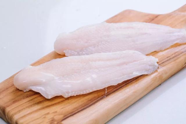 鱼豆腐这是道非常健康的菜,主料是鱼肉,鸡蛋和胡萝卜,富含优质蛋白质