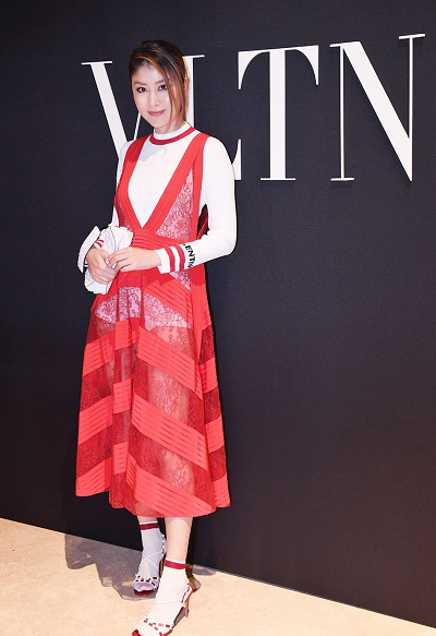 陈慧琳彻底放开了,穿红色透视连衣裙配超短裤,1米8大长腿太吸睛