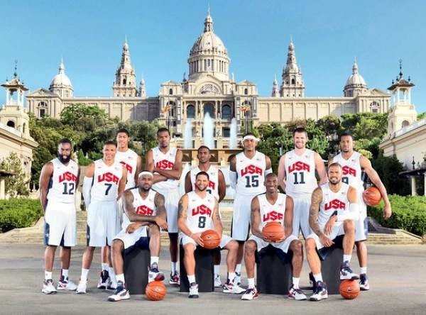 2012年梦十队全家福,361°签约球员凯文乐福被前排科比与钱德勒的凳子