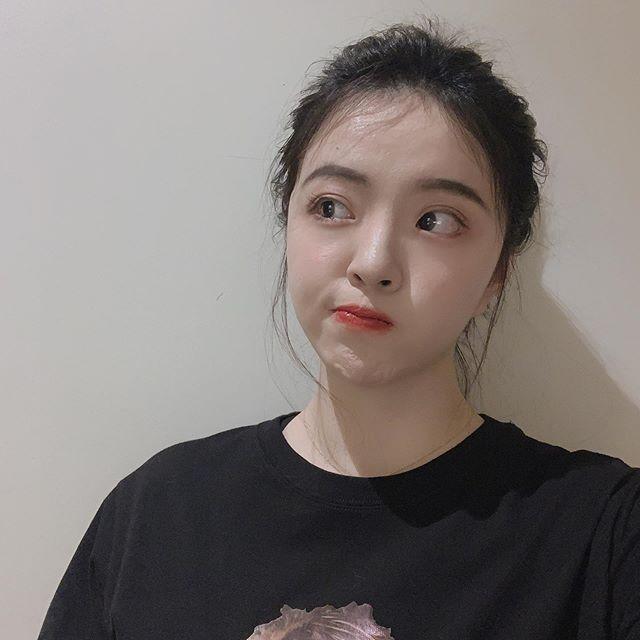 王中磊22岁女儿沉迷自拍清新港风好美秀甜美歌喉网友喊其出道