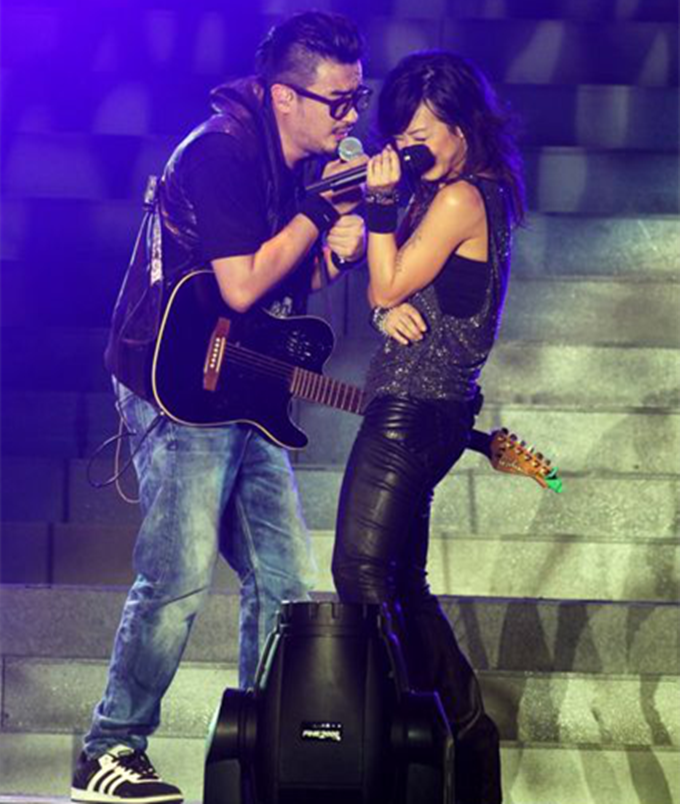 与林忆莲分手后首露面恭硕良上节目开怀大笑被曝恋上混血美女