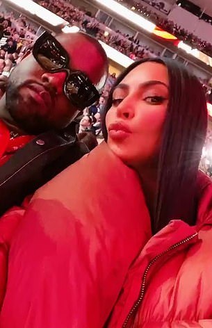 金卡戴珊和黑人老公亲吻秀恩爱!穿面包服藏曲线,老公花裤子抢镜