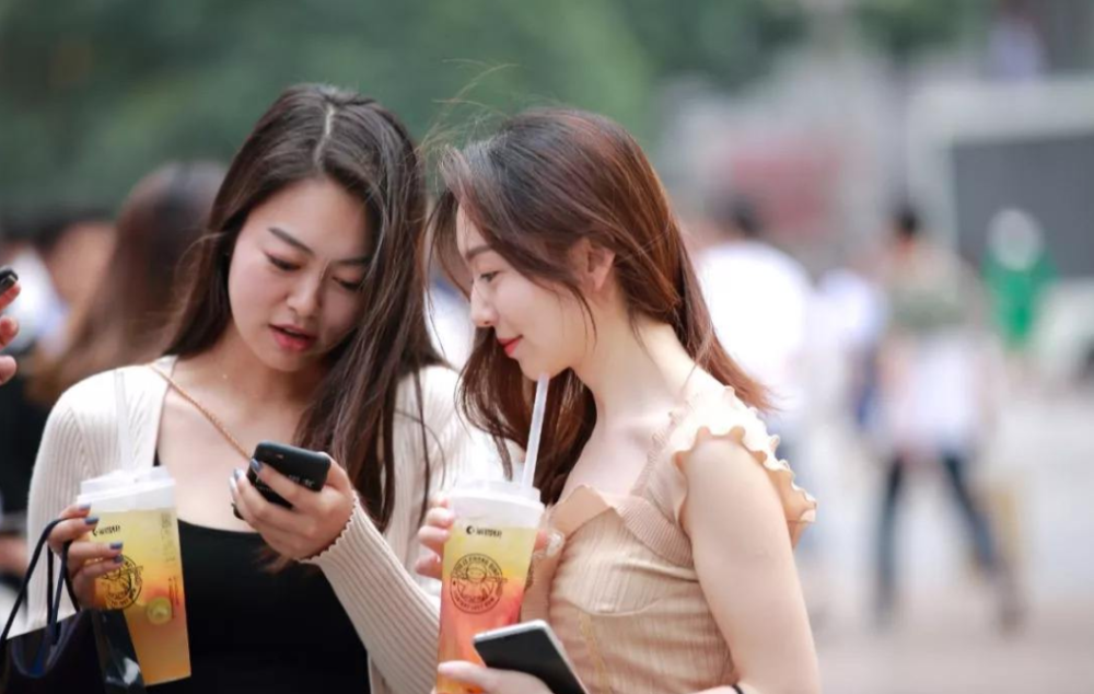 被稱為中國美女最多的城市重慶，當?shù)厥a(chǎn)美女，男游客表示不想離開(圖1)