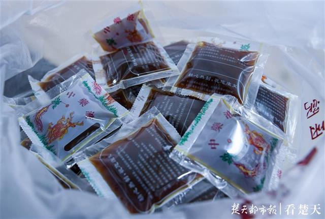 老中医每天熬制中药汤剂送给隔离点观察者服用