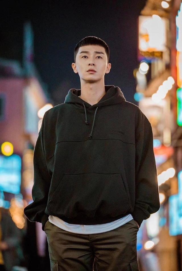 梨泰院男主是什么神仙穿搭!这么帅的寸头鞋狗你见过吗?