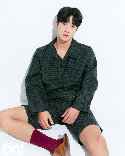 近日,演员李时刚携手bntnenws拍摄了一组时尚写真,展现成熟男人的多样