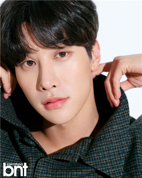 近日,演员李时刚携手bntnenws拍摄了一组时尚写真,展现成熟男人的多样