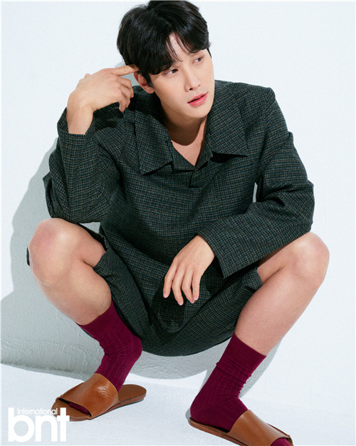 近日,演员李时刚携手bntnenws拍摄了一组时尚写真,展现成熟男人的多样