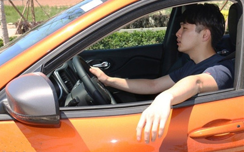 为何老司机开车喜欢开一扇窗?其原因耐人寻味,今天告诉你答案