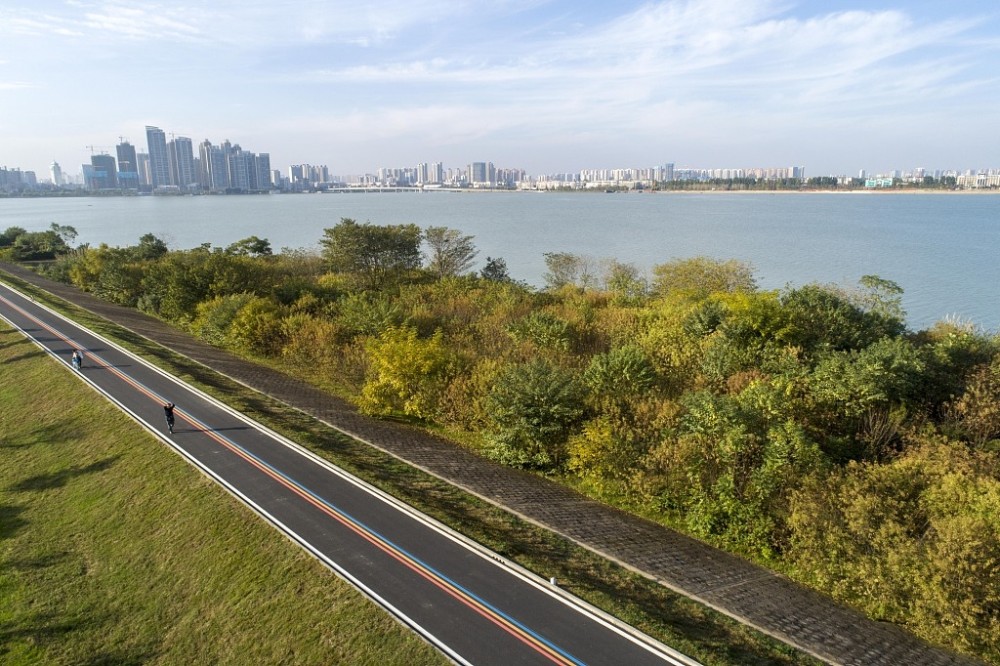 航拍湖北襄阳堤顶绿道 蓝天白云风光好