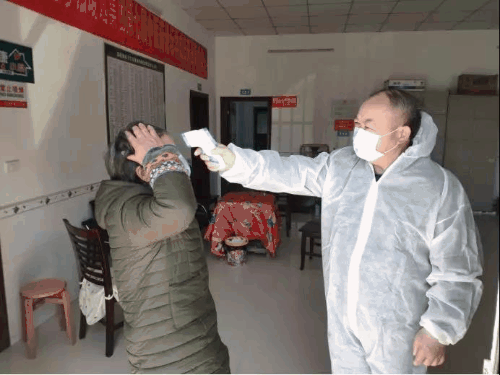 "家住石首市高陵镇茅草街村9组的邬忞姝今年3岁,小女孩一边奶声奶气说