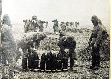日军毒气弹肆虐,八路军战士急中生智,土办法造出"防毒面具"