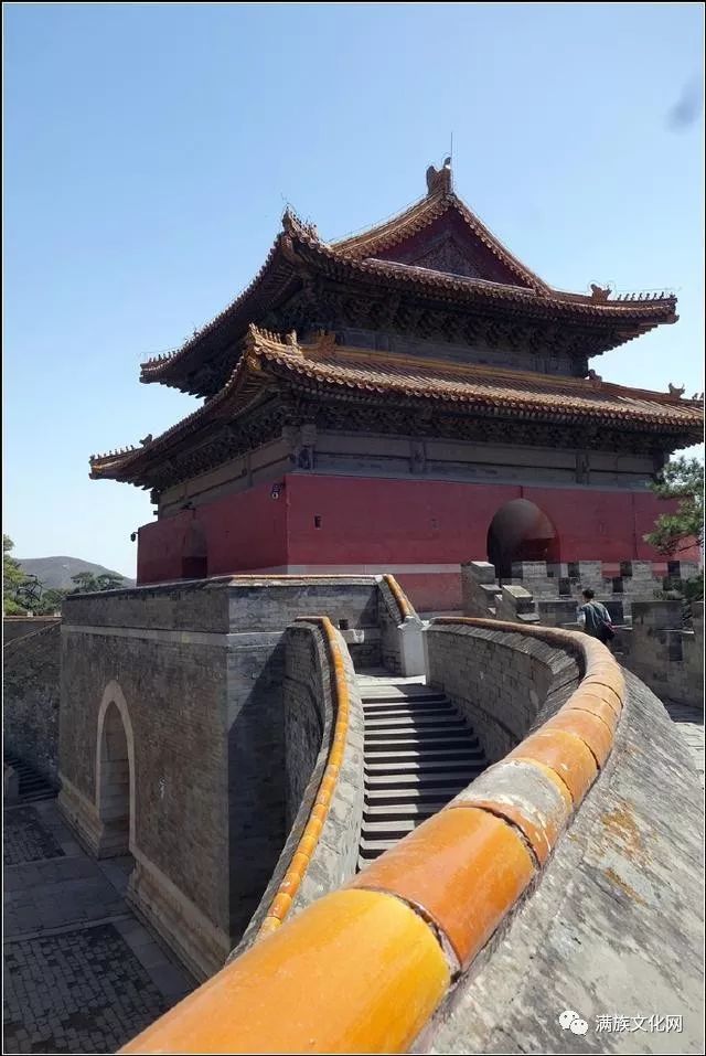 宝顶下面便是工程浩大的地下宫殿.地宫内除埋葬着雍正