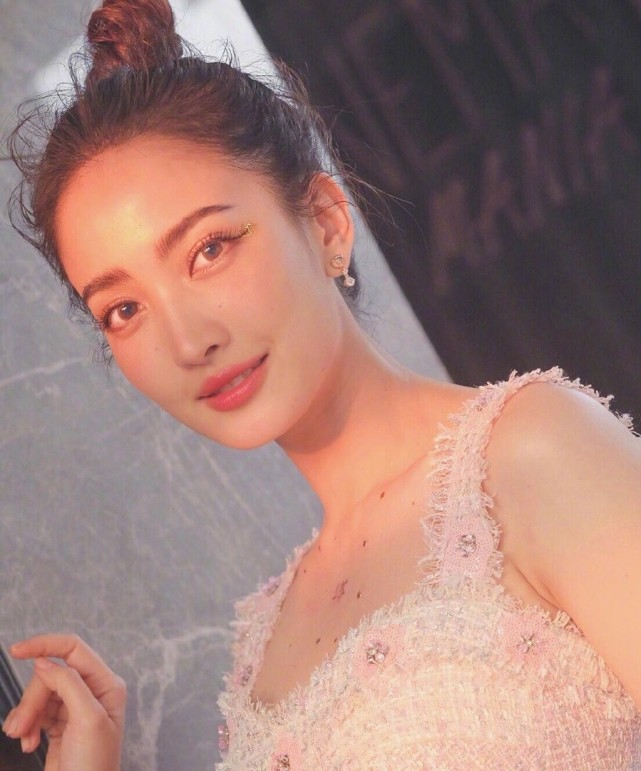 她是泰剧三面娜迦女主今穿粉色吊带装扎丸子头清纯甜美