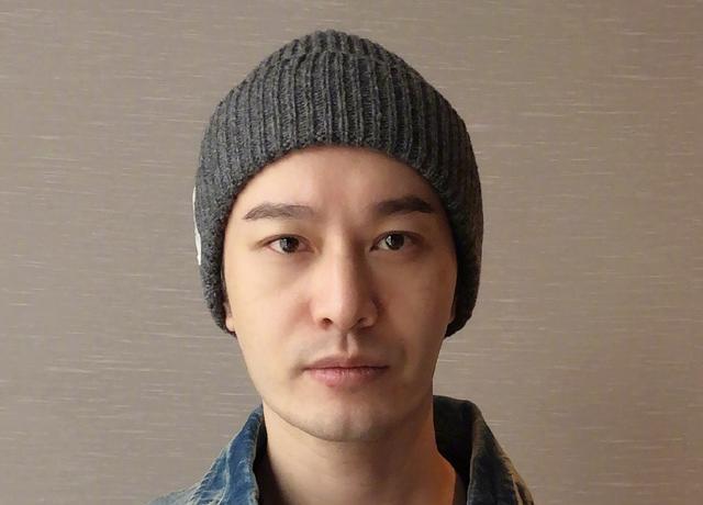 黄晓明挑战吹纸游戏满脸胡子拉碴显憔悴酒店隔离已有二十多天