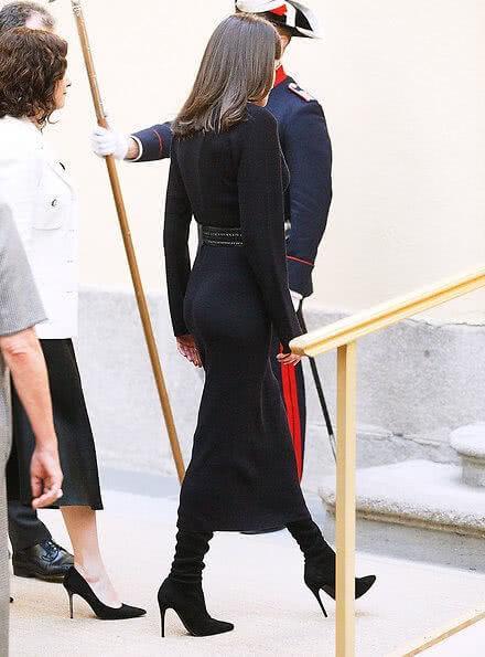 西班牙王后挑战贴身连衣裙,360度都完美,曲线背影更是惊艳