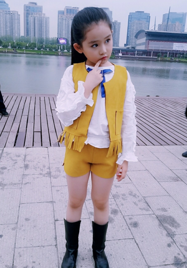 扎着马尾辫发型的王亭文非常俏皮可爱,如今长大后的她也已经变得亭亭