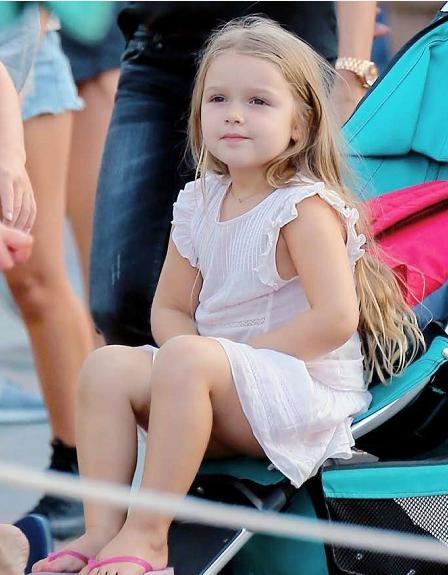 9岁的小七从吐舌头的包子脸变丸子头少女但小贝仍是人肉沙发