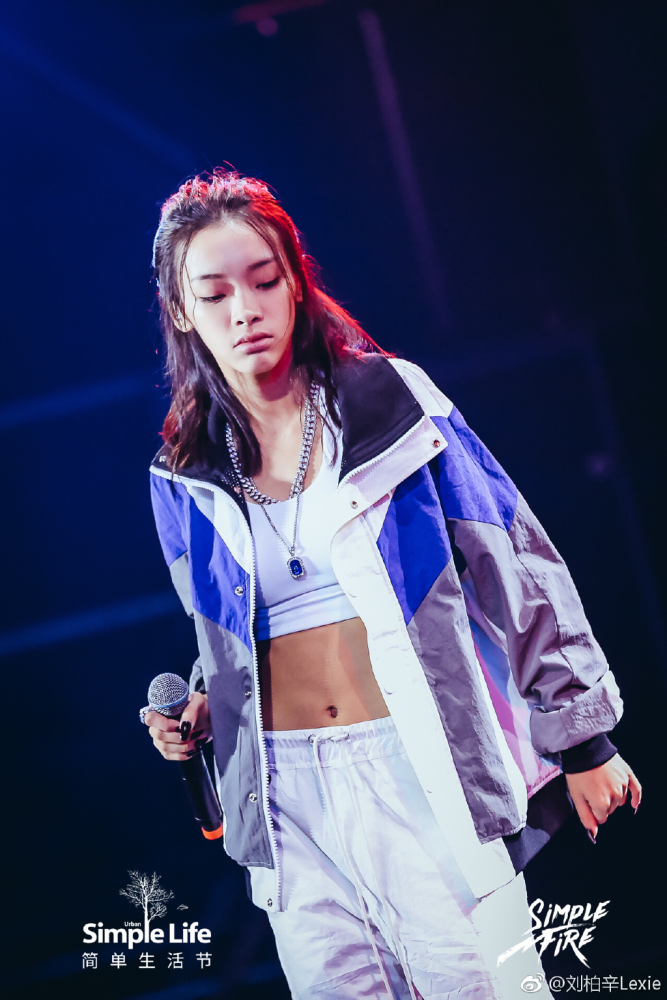 刘柏辛穿得真火辣一身黑皮衣又飒又美堂哥李佳琦疯狂打call