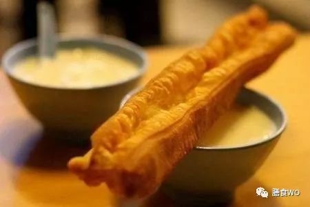 家中最简单炸油条方法（超详细配方和家常做法，自制放心油条怎么做好吃又松软）(图1)