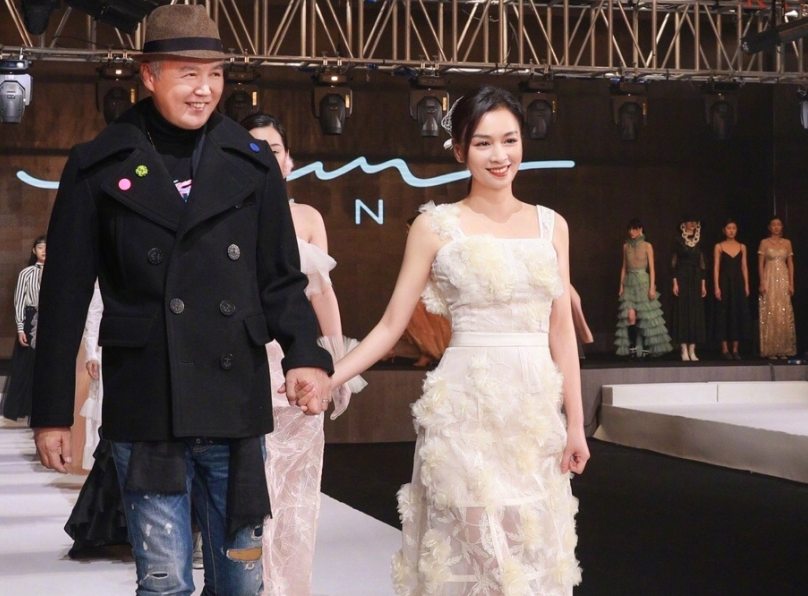 张庭|50岁张庭视频中向老公撒娇，2人加起来超100岁，却甜蜜不输小情侣