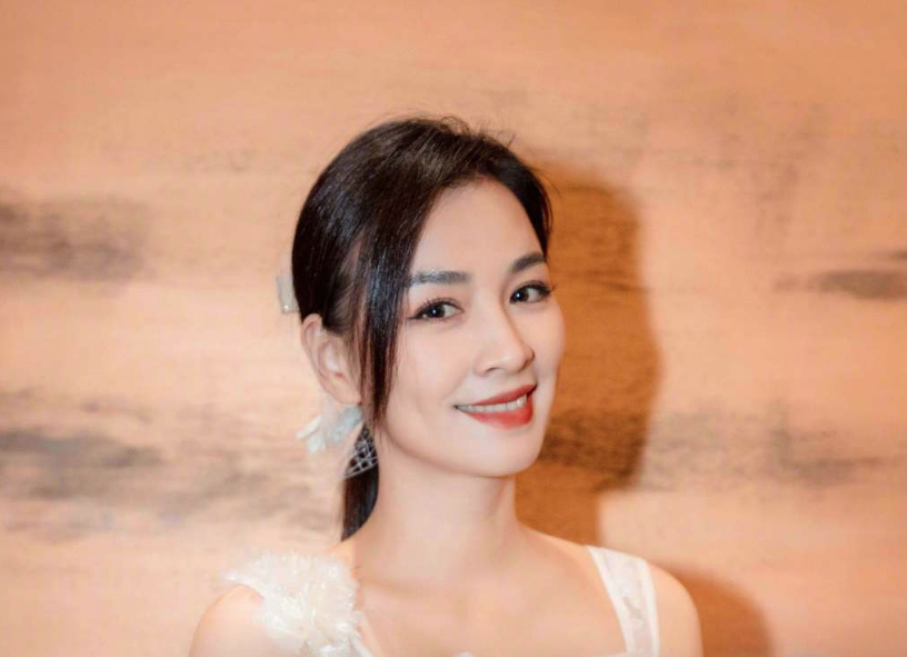 张庭|50岁张庭视频中向老公撒娇，2人加起来超100岁，却甜蜜不输小情侣