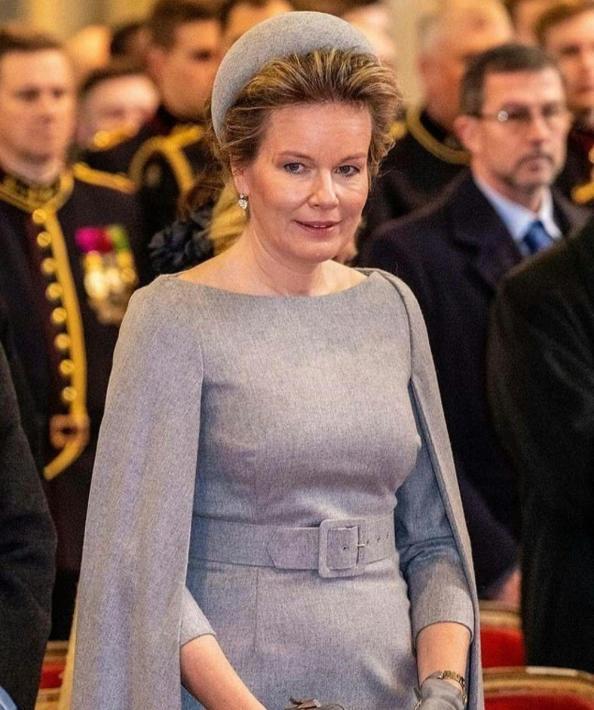 玛蒂尔德王后又穿高级灰现身礼帽换成发箍47岁的她年轻不少