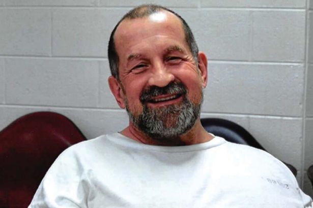 美国连环杀手把祖母活着扔进河里却躲过死刑在监狱里继续杀人