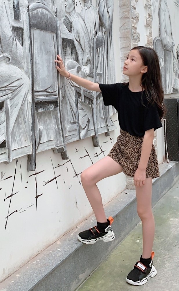 最美童模裴佳欣穿阿迪怕撞鞋,外面故意加层"船袜",哪知潮翻天