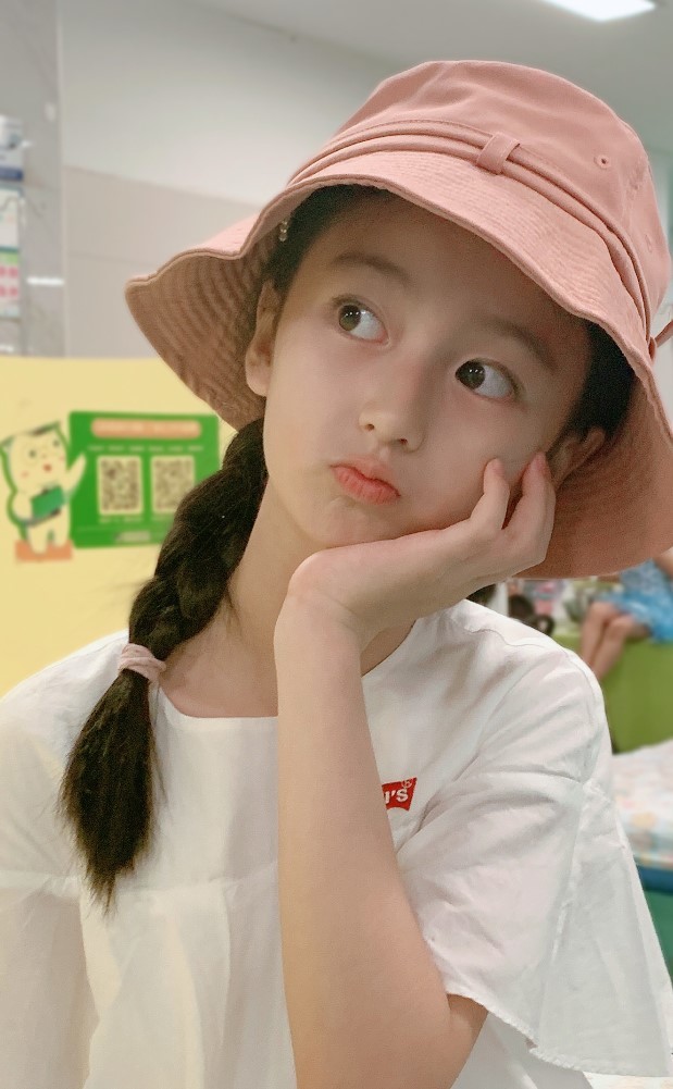 9岁童模因颜值高被禁止整容今踩死亡芭比粉匡威腿比电棒还细