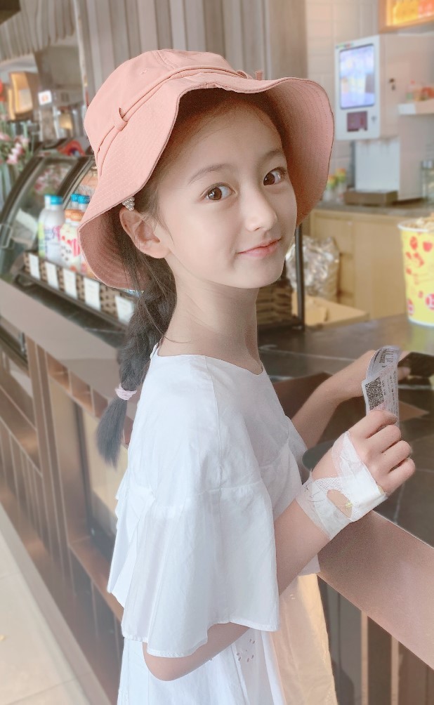 9岁童模因颜值高被禁止整容今踩死亡芭比粉匡威腿比电棒还细