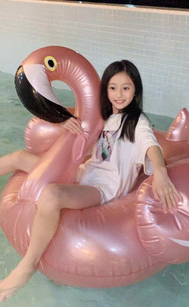 裴佳欣其他的很多穿搭也很有时尚感,我们就一起来看