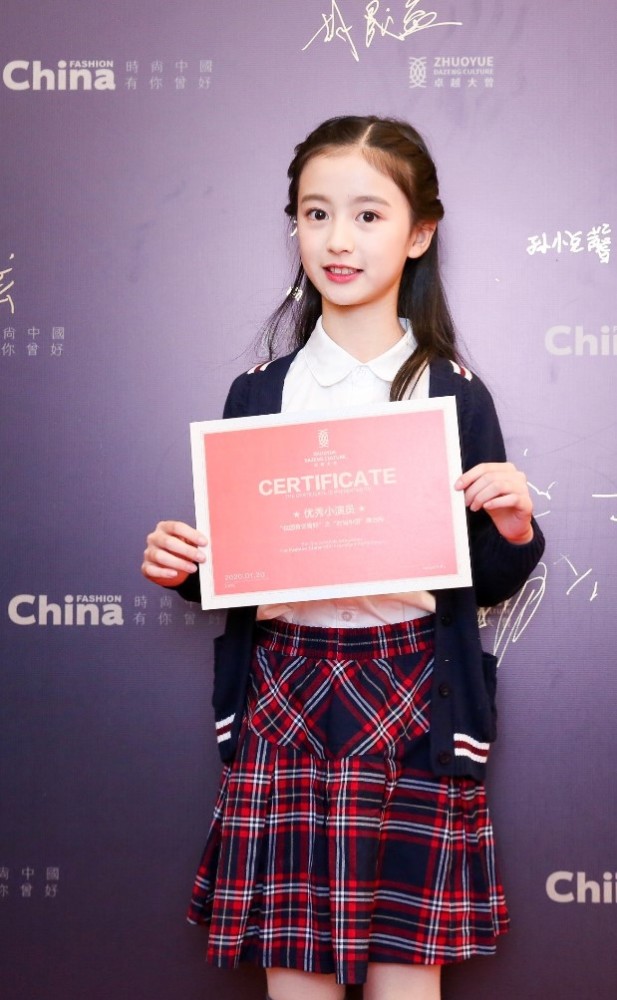 9岁童模因颜值高被禁止整容今踩死亡芭比粉匡威腿比电棒还细