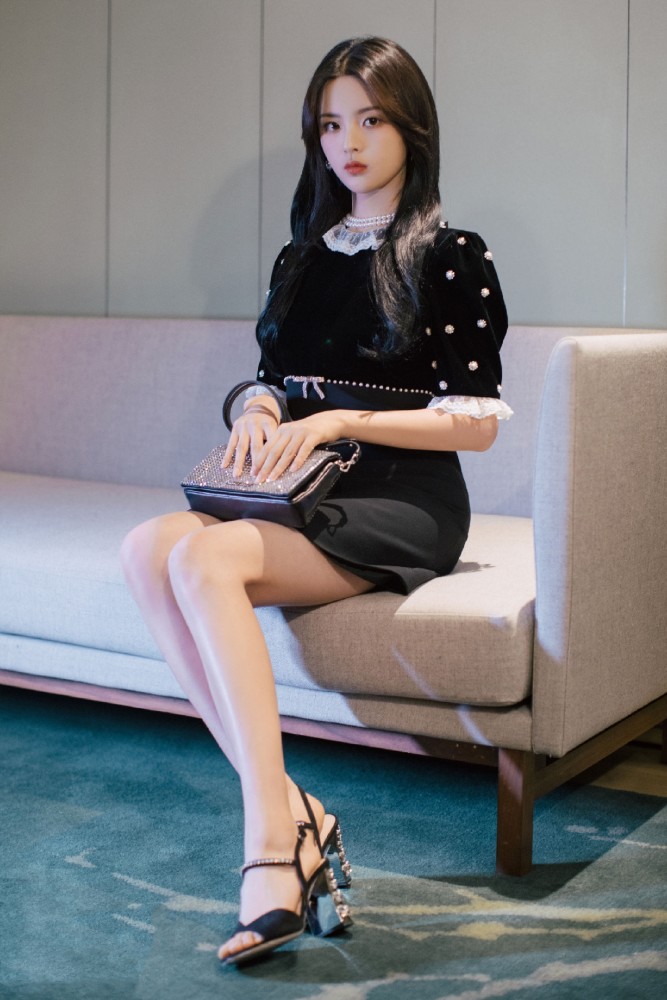 杨超越状态开挂穿小黑裙成暗黑萝莉却被贞子同款发型抢戏