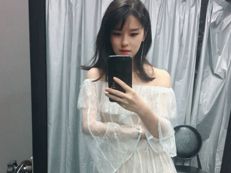 沫子挑战奇葩服饰看到她披上塑料袋的那刻沫子阿姨太有创意了