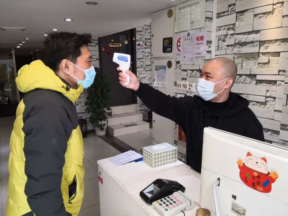 理发店陆续开门,能安心去吗?小虹附在家自己理发秘籍