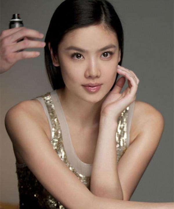 乐基儿彻底放飞穿修身裙装身材太饱满涂红唇像阿姨