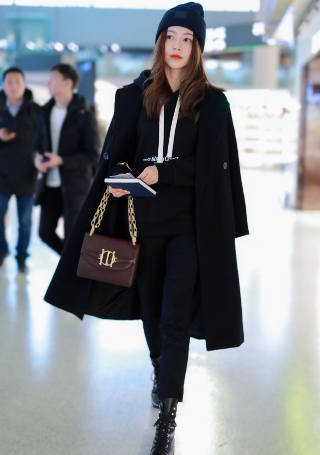纯黑色的穿搭会显得人精致有特色,斗篷一样的大衣让小姐姐看起来气场