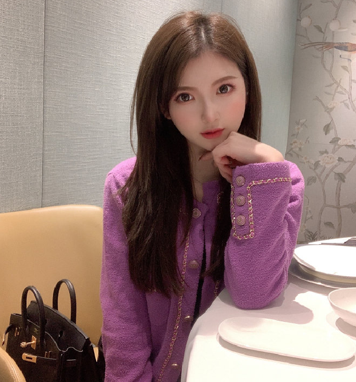 不求人真名叫游鹏,而官宣恋情是女方汤圆,昵称叫"游炸汤圆"是一位温柔