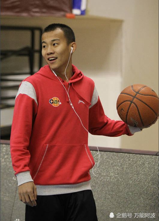 路人王篮球达人曹芳深夜和美女视频直播,仔细一看女主原来是她