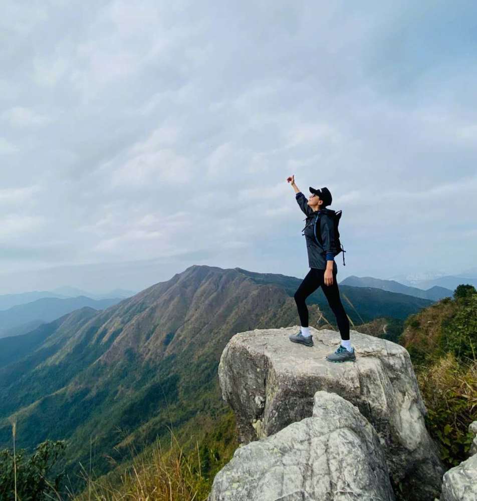 54岁刘嘉玲身材堪比超模,晒登山照却被筷子腿吸引,梁朝伟真的好福气