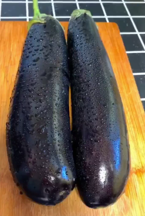 今天我代替媳妇和大家分享一下大茄子的新做法,希望大家能够喜欢.