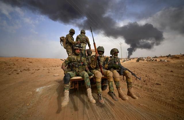 美军装甲车被围枪手击破战车玻璃伊朗圣城旅协助攻击美特种兵