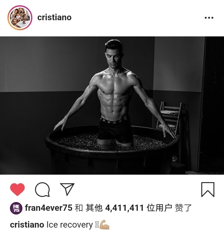 赞 C罗在家休养生息 八块腹肌凹凸有致 35岁的他身材依旧无敌 腾讯新闻